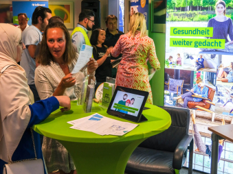 Beratung für Interessierte am Barmer Stand auf der Jobmesse Rostock 2023