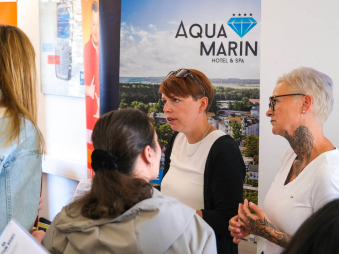 Interessenten beim Stand des Hotel AQUAMARIN auf der Jobmesse Rostock 2023