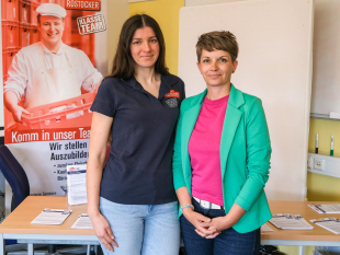 Personalverantwortliche Jacqueline Grabowski (re.) und Tetiana Kyfliuk von der Rostocker Wurst- und Schinkenspezialitäten GmbH