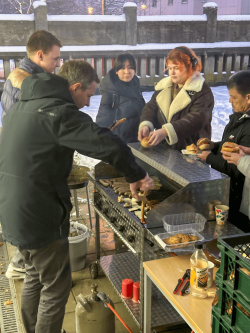 Geschäftsführer der inlingua Rostock Donatus Neumann am Grill