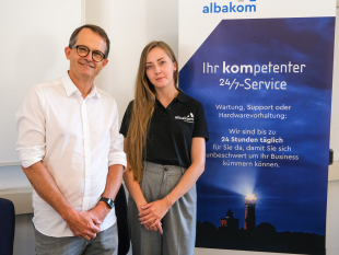 Geschäftsführer Jörg Wandrey (li.) und Daria Protsko von der ALBAKOM GmbH