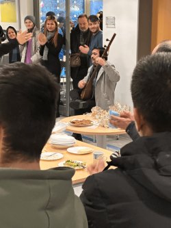 Ein Teilnehmer des inlingua Winterfests zeigt seine musikalischen Talente
